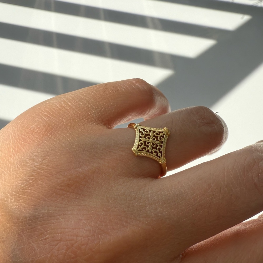 Vintage 18K Gold plated Hollow Flower Ring Jewelry - Picture 13 of 15